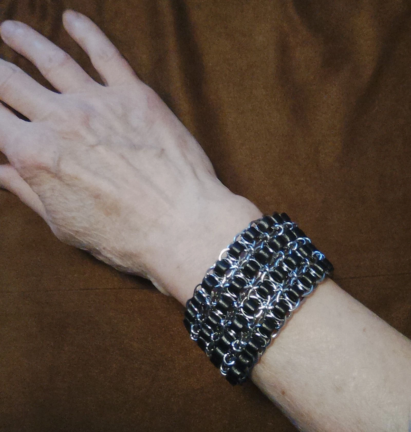 Bracelet manchette cuir et mailles glissées
